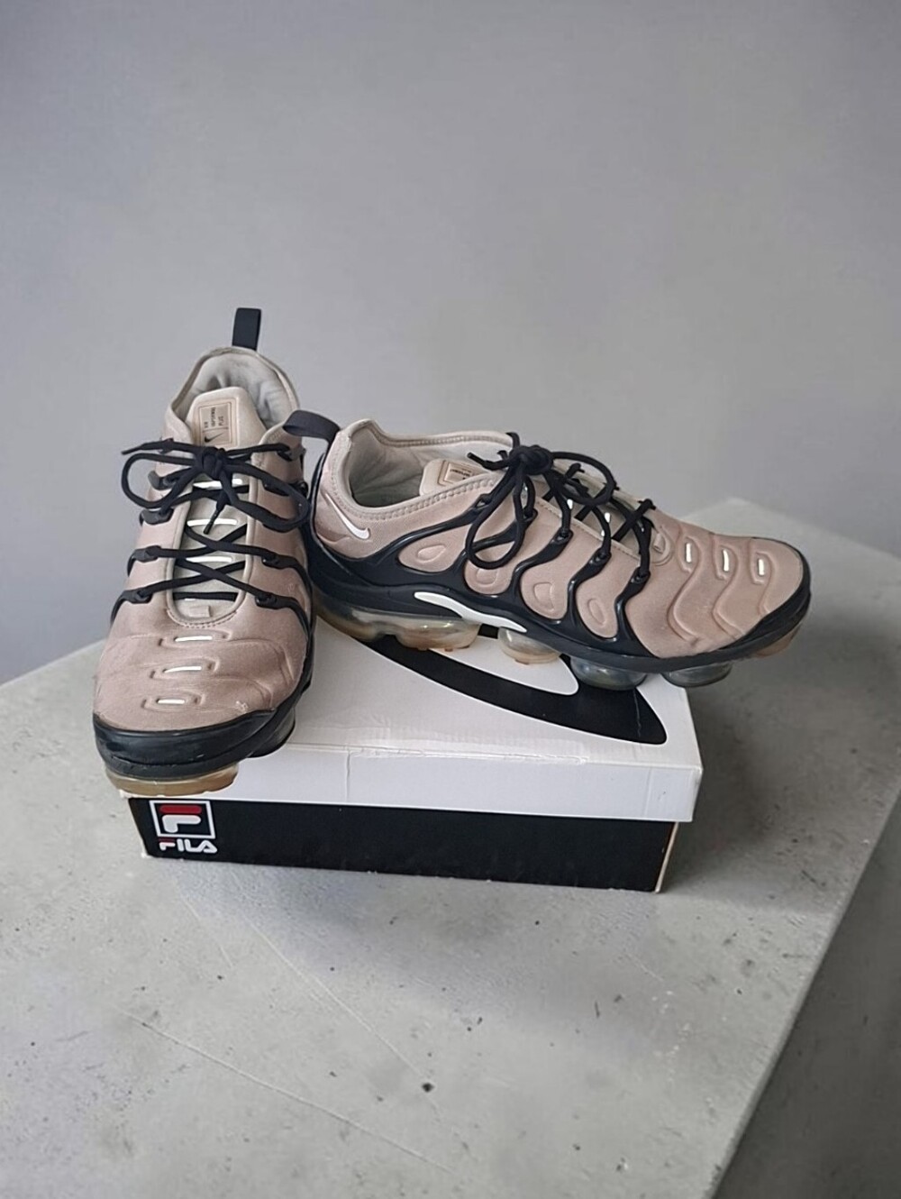 Nike Air VaporMax Plus Rattan Low Top Lace Up Sneakers Beige/Black DX3720-200